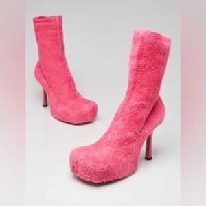 BOTTEGA VENETA - THE BOLD BOOTS PINK SHEARLING ANKLE BOOT